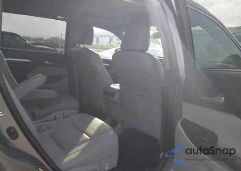 2018 Toyota Highlander Xle z USA, uszkodzony, nr VIN 5TDKZRFHXJS541362